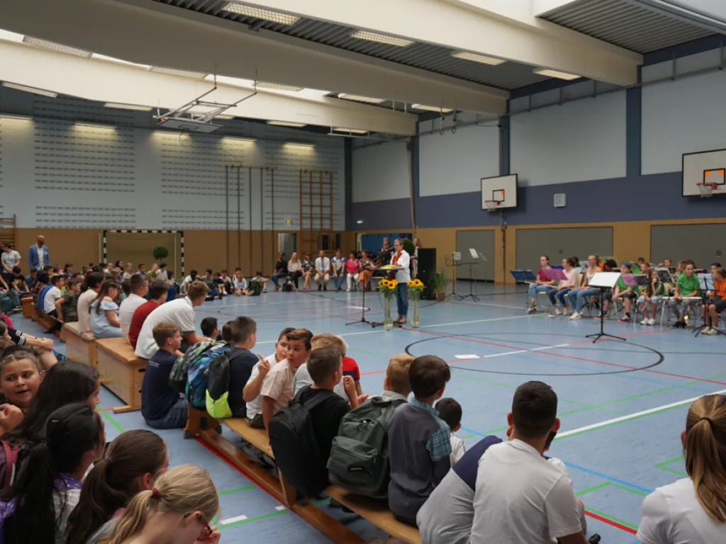 Weite Aufnahme der Halle während der Feier.